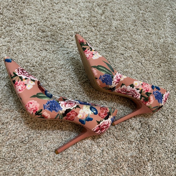Gianni Bini Jilley Floral Heels - Picture 4 of 6